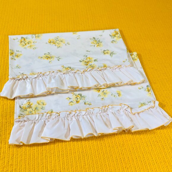 Vintage 70s BURLINGTON HOUSE USA Yellow Floral Ruffle Pillowcase Set: Percale - Picture 2 of 10